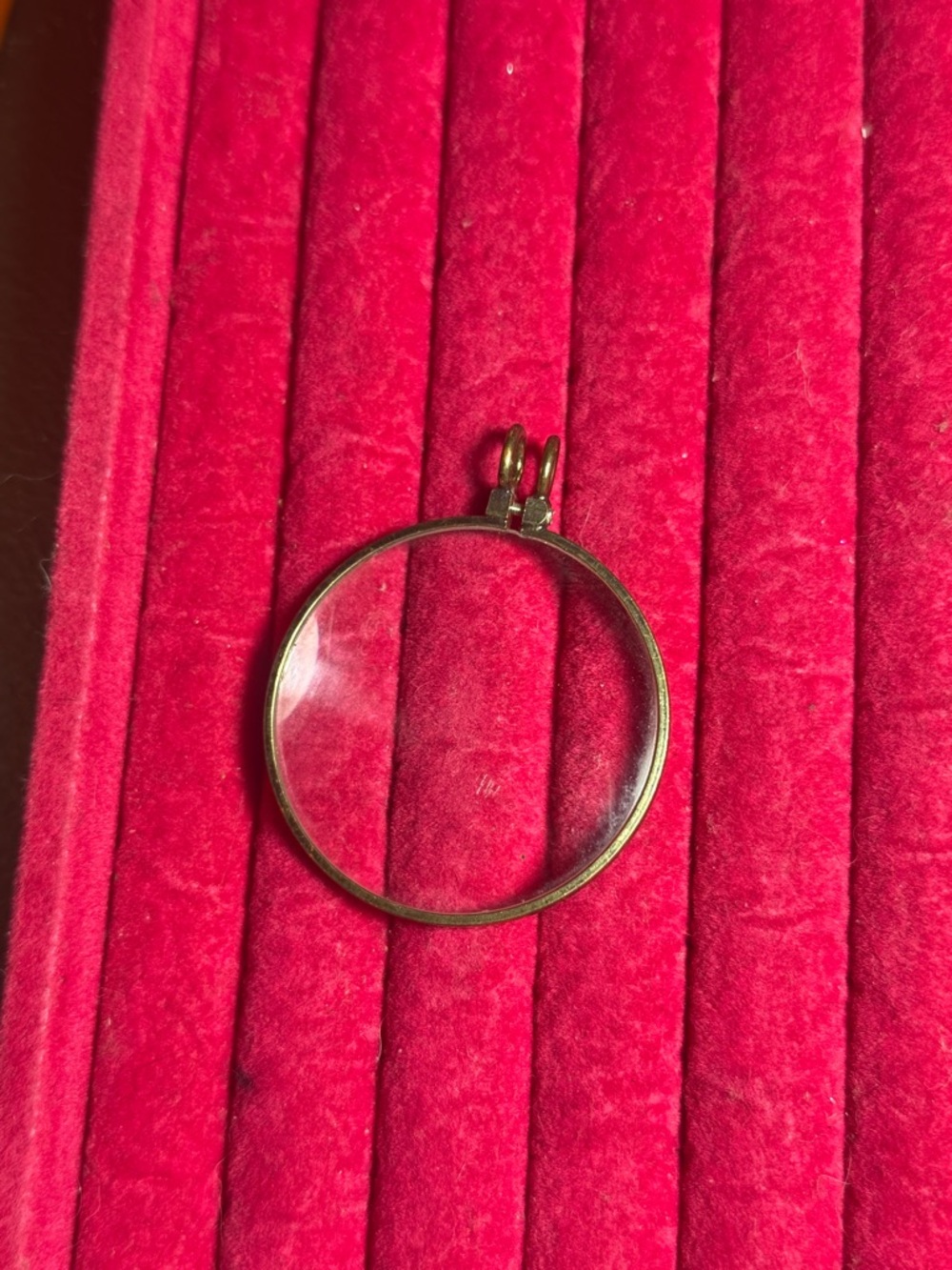 Vintage-Style Round Magnifying‎ Glass Pendant Necklace in Gold - Picture 3 of 3